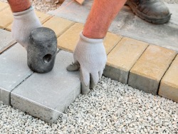 IEŠKOMI TRINKELIŲ KLOJĖJAI ТРЕБУЮТСЯ КЛАДЧИКИ ТРОТУАРНОЙ ПЛИТКИ (8)